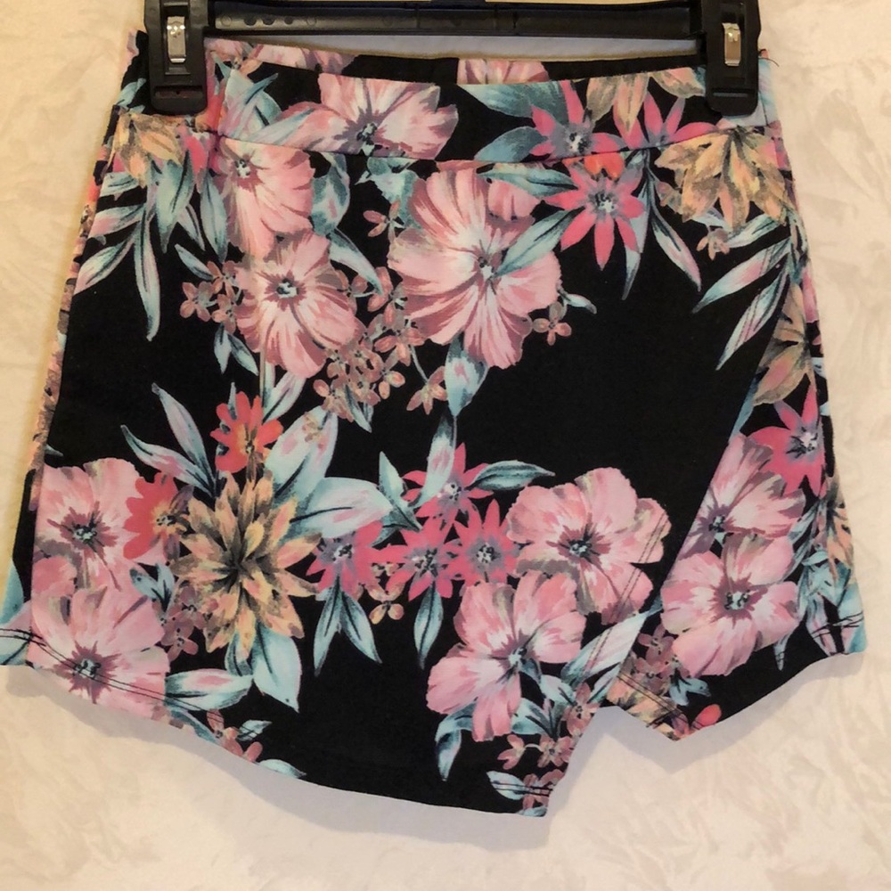 About a Girl Black & Pink Tropical Floral Skort Size M